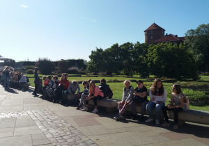 Uczniowie oczekują na lekcję na Wawelu